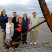 Gonneau pere Kärdla sadamas. Äärtel võõrustajad Anneli Vaks ja Helja Vaks.