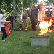 Lapsed said proovida, kuidas tulekustuti tulest jagu saab.