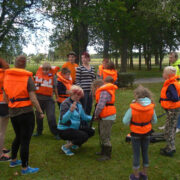 Naiskodukaitsja Anne Kaasik õpetas, kuidas päästevesti õigesti kinnitada.