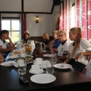 Maailmameistrivõistluste kogemus käes – (paremalt) Sten-Andri Laanejõe, Johanna Aaslepp ja Siiri Talts mudeliklubi tänupeol koos lähedaste ja toetajatega.