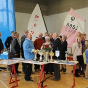 Näituse avamisel Käina kooli saalis, keskel klubipintsakus juubilar koos abikaasa Urvega.