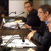 Riigikohtu istungil: vasakult Kõpu vallavanem Siim Avi, vandeadvokaat Paul Varul ja õiguskantsler Ülle Madise.