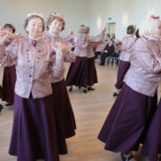 Väärikate tantsurühm Kärdla kultuurikeskuses tantsuhoos.