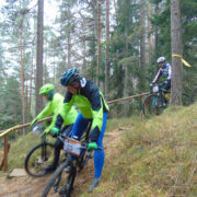 Jalgratturid Mereranna sõidu Rebastemäe laskumisel.