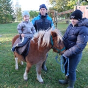 Poni Melody seljas istub Karl, tema kõrval Priidu ja Janika.