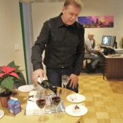Sünnipäeva puhul pakkus Tenno Telvik külastajaile torti ja veini.