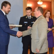 Justiitsminister Urmas Reinsalu annab aumärgi Janno Elmile, taga Kristian Jaani ja Lavly Perling.