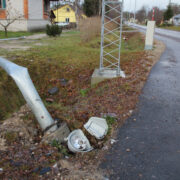 Otsasõidu tagajärjel murdus tänavavalgustuspost kolmeks, autos olnud õnneks kannatada ei saanud.