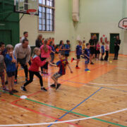 Teatevõistluse tempo, esiplaanil Palade võistkond koos õpetaja Thilo Fürstenbergiga.