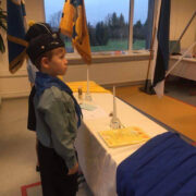 Kodutütred ja Noored Kotkad tõotust andmas.