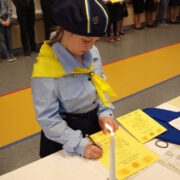 Kodutütred ja Noored Kotkad tõotust andmas.