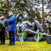 Mart Reino ja Urmas Selirand panid pärja kangelasmonumendi juurde.