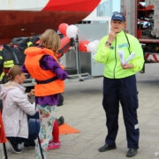 Lisaks liiklusohutusele õpetab Kädu Aasma ka veeohutust, pildil näitab ta lastele, kuidas päästevesti kasutada.