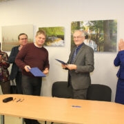 Ühinemisleping on alla kirjutatud, rõõmustavad nii Üllar Padari (vasakul) kui Jüri Ojasoo. Aplodeerivad (vasakult) ühinemiskomisjoni liikmed Inge Elissaar, Toivo Saue, Eha Brikker ja Jaanus Berkmann, paremal vallavanem Reili Rand ja vallavanem Omar Jõpiselg.