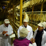 Brakstad Eft AS keskmise suurusega pereettevõte, kus kuivatatakse lambaliha traditsioonilisel meetodil.