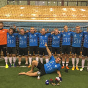 Head mängu näidanud Kärdla Linnameeskond, ees karikaga Mario Degtjov, oranžis särgis väravavaht Jaan Rebel.