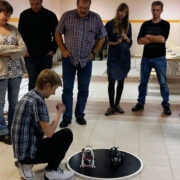 Robootikaringis osalejad näitasid emadele-isadele, kuidas töötavad LEGO robotid EV3 ja NXT.