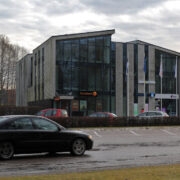 Ants Juhani müüs Kärdla büroohoone uuele omanikule koos üürilepingutega.