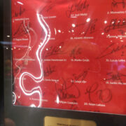 Eesti mees maailma klubijalgpalli absoluutses tipus. 700 naela maksev FC Liverpooli selle hooaja vormisärk koos meeskonnaliikmete autogrammidega. Ragnar Klavani allkiri kolmandas reas esimene.