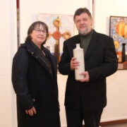 Keraamik Natalia Kuhi tõi Märt Rannastile näituse avamise puhul kingituseks ühe enda töö.