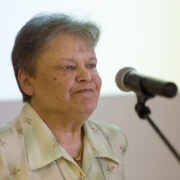 Laureaat Marja Kallasmaa kohanimeraamatu esitlusel möödunud suvel.