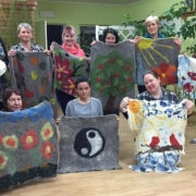 Naiskodukaitsjad oma isikupäraste märgvilditud piltidega.