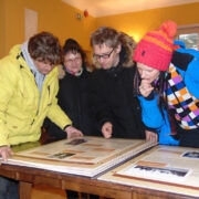 Kõpu rahvalauliku Elli Küttimi sugulased näitust uurimas (vasakult) õepoeg Ants Laur, Liisa Laur, vennapoeg Thomas Laur ja Antsu tütar Kerttu Laur.