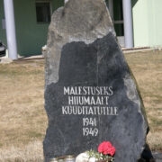 Homme, kell 12 süüdatakse küüditatute mälestuseks küünlad Lehtma sadamas asuva mälestusmärgi juures.