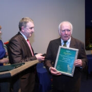 Hiiumaa jahimeeste seltsi esimese auliikme märgi “Kuldhirv” koos aukirjaga võttis Tiit Pauluselt vastu Viljar Rajaveer, vasakul seltsi tegevjuht Anu Sarapuu.