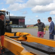 Kärdla sadama juht Sven Kriggulson (keskel) ütles, et reostustõrjeplaan jäi esitamata arusaamatuse tõttu ja jõuab peagi ministeeriumi.