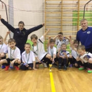 Treenerid Siret Tara ja Tanel Klee rõõmustavad koos väikeste jalgpalluritega hõbemedalite üle.