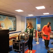 Brita Valk katsetas enda peal, mida nõrk elektrivool soenguga teeb.