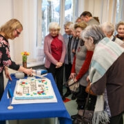 Annely Veevo torti jagamas.