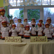 Need ansamblit Pühalepa Lustilised kujutavad rahvariides nukud on Helmi Napi näputöö ja olid päris kaua Hellamaa perekeskuses näitusel. Nüüdseks on osa neist laiali jagatud ja kingitud, sh ka mandrile ja üks isegi USAsse. Kõige suurem nukk on Tiiu Vannase kodu ehteks.