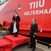 Tiiu kaptenid Guldar Kivro ja Tanil Kütt, ristiema Helen Kõmmus ja päevakangelane Tiiu Heltermaa sadamas.