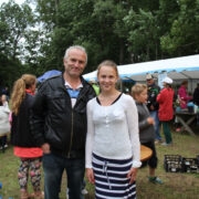 Loode-Hiiumaa külade seltsi kuulub ka Jõeranna küla, kus mullu korraldati seltsi külade kokku- tulek. Pildil on peo korraldajad Veljo Roosimaa ja Lisette Lillemäe, taustal peomelu.