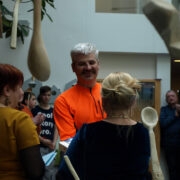 Silver Treiman auhinda vastu võtmas.