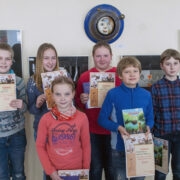 Hiiumaa parimad lastekirjanduse tundjad, (esireas vasakult) Elisabet Kallas ja Bert Omann Suuremõisa koolist, (tagareas vasakult) Mihkel Metsand, Avelin Ruus ja Mari-Leen Mänd Lauka koolist ning Jakob Hiiemets Suuremõisa koolist.