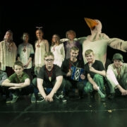 Käina kooliteatri näitlejad festivalil “Doonor 2017”: (ees vasakult) Rasmus Padari, Karl Markus Kivioja, Karlis Saarna, Georg Rüütel, Eduard Transtok ja Marten Laupa. Tagareas (vasakult) Karoliina Mustkivi, Katariina Koor, Aiki-Kerlin Paap, Triinu Lepamaa, juhendaja Tiia Korv ja doonorluse maskott Pelikan.