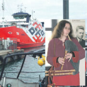 Maido Merisaar käis Tallinna Vanasadamas uusi laevu vaatamas ja leidis, et punane Tiiu ja oranž Piret on nii sarnased, et söida vöi Hiiumaa asemel Saaremaale. Homme kõlab Tiiu pardal ristiema Helen Kõmmuse torupill.