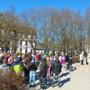 Emmaste kooliperes loodusmuuseumi ja Jakob Hurda kuju juures.