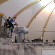 Oli ka neid julgeid, kes jalgrattaga lae all sõita julgesid.