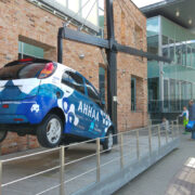 AHHAA keskuses jõuõla toimet proovimas ehk autot tõstmas.