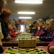 Esiplaanil võidu otsustanud noorkabetajatega lauad. Kõige ees on vastakuti Mari-Ann Leivalt (vasakul) ja Carolyn Roos, edasi Aira Toss ja Teili Unt, Tamor Tomson ja Triin Unt ning Andres Sõmer ja Quentin Apri.