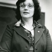 Hilja Rauk haridusministeeriumi autahvlil 1980. a.