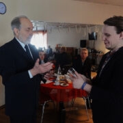 Seltsi president Advig Kiris (vasakul) tänas Leemet Onnot toreda elamuse eest.