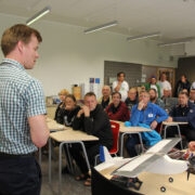 Esmalt esitleti töötoas kokku pandud mudellennukit, mis suudab lennata poolteist tundi.