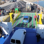 Soela sildumas avareisil Triigi sadamas, autod vuravad kaile ja edasi Saaremaa teedele.