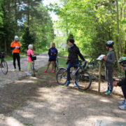 Kõige pikema ringi, 36 kilomeetrit läbinud seltskond on jõudnud Mänspäele ja just püsti saanud infotahvli.