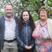 Donald Gardner, Maarja Niimann ja Pamela Gardner 31.mail Remli talu õues õitsva õunapuu all.